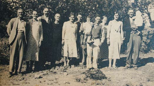 Clemens’ mother, Hester Reynolds (second from left), expecting Clemens. Third from left is his father, Jan Nigrini, who was married to Hester’s mother (fourth from left).